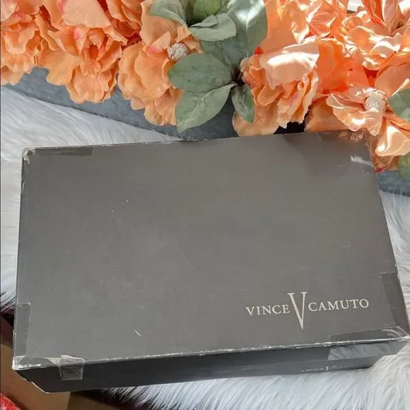 Vince Camuto MiM Aviator Sheep Leather Studded Heel 
Size 8 NIB - Picture 9 of 10